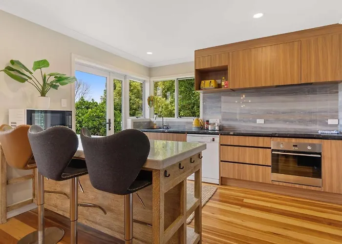 Villa Lakefront Getaway In *