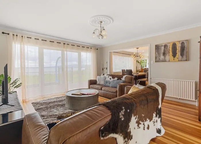 Villa Lakefront Getaway In Rotorua