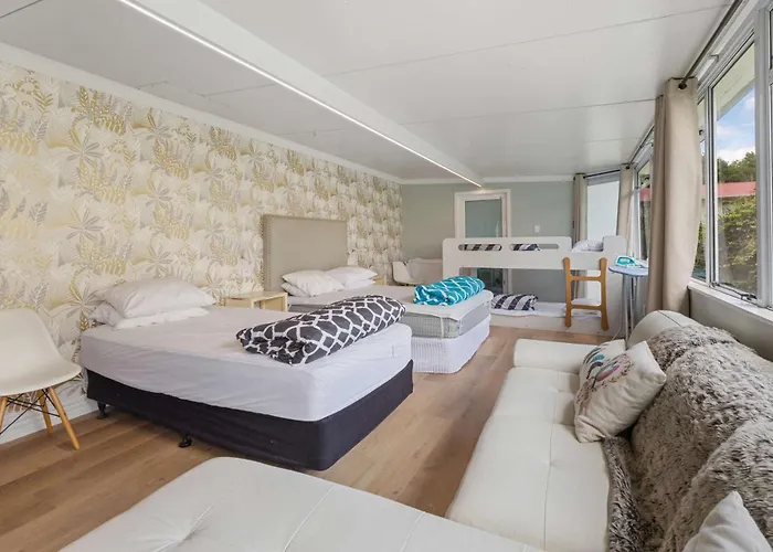 Lakefront Getaway In Rotorua