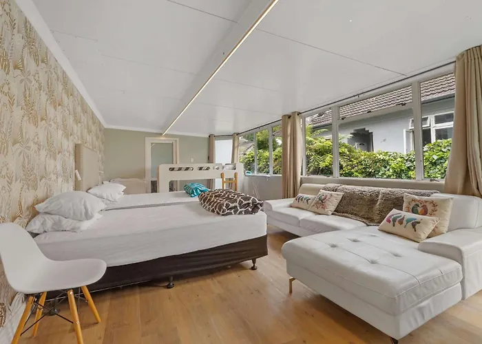 Lakefront Getaway In Villa *